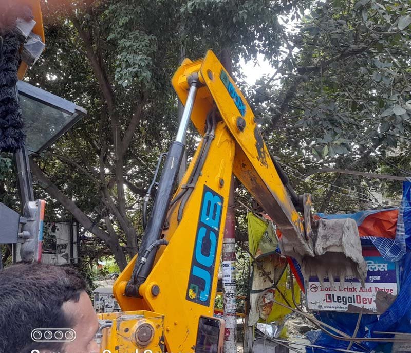 नगर मजिस्ट्रेट हर  गिरि के नेतृत्व में हरिद्वार में अतिक्रमण पर चला प्रशासन का डंडा