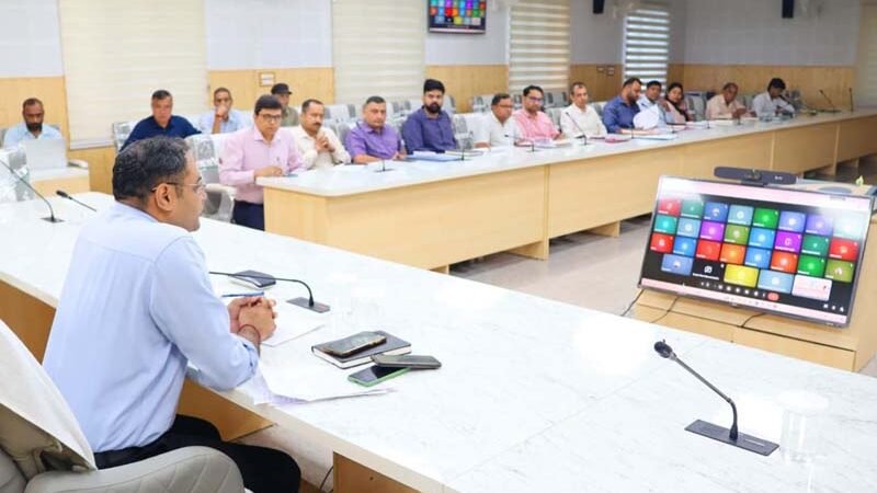 सरकारी भूमि पर अतिक्रमण रोकने को नियमित निगरानी करें अधिकारी: जिलाधिकारी गौरव कुमार