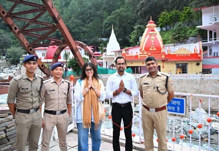 हनुमान अंश फ़िल्म की निर्माता अनुप्रिया नागर देर रात पहुँची कैची बाबा नीम करौली धाम जहां हनुमान चालीसा का किया पाठ।
