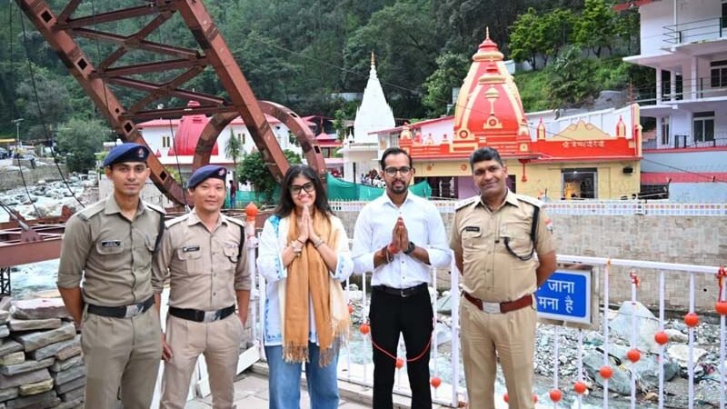 हनुमान अंश फ़िल्म की निर्माता अनुप्रिया नागर देर रात पहुँची कैची बाबा नीम करौली धाम जहां हनुमान चालीसा का किया पाठ।