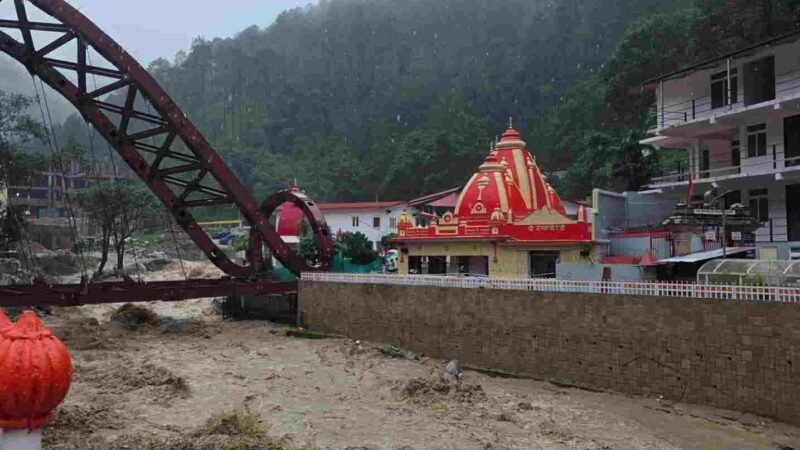 कैची धाम में उफान पर शिप्रा नदी, मंदिर क्षेत्र में पानी का सैलाब; नैनीताल में 47 मार्ग बंद