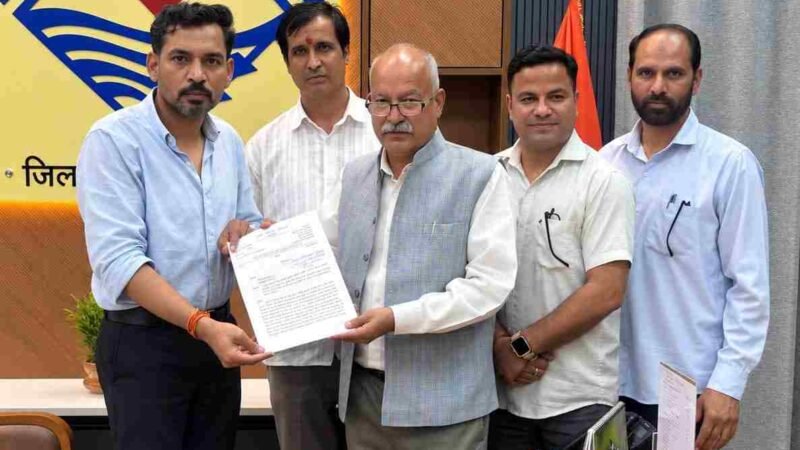 सीलिंग भूमि के नाम पर उत्पीड़न का आरोप, जन संघर्ष मोर्चा ने जिलाधिकारी के समक्ष रखा पीड़ितों का दर्द