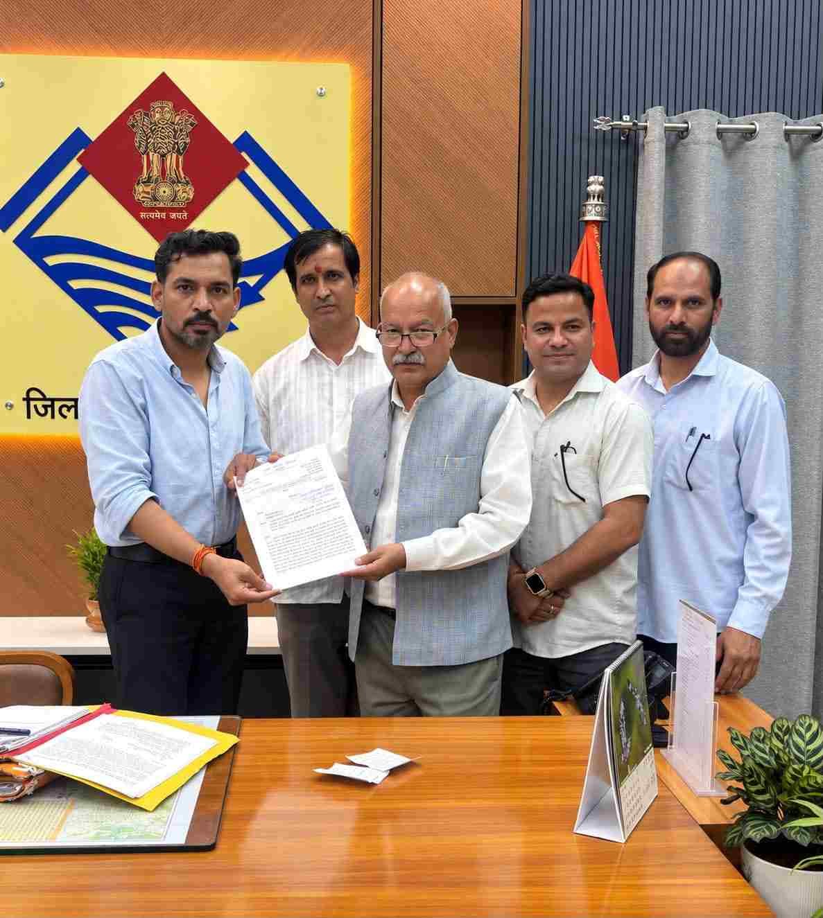 सीलिंग भूमि के नाम पर उत्पीड़न का आरोप, जन संघर्ष मोर्चा ने जिलाधिकारी के समक्ष रखा पीड़ितों का दर्द