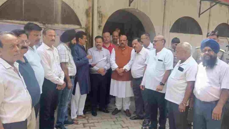 किच्छा विधायक तिलकराज बेहड़ से दुर्व्यवहार के विरोध में पंजाबी महासभा ने सौंपा ज्ञापन, दोषियों पर कार्रवाई की मांग