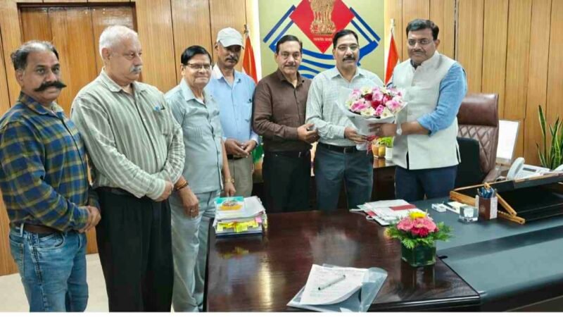 अशासकीय माध्यमिक शिक्षक संघ का शिष्टमंडल मुख्य सचिव से मिला, विभिन्न मांगों के निस्तारण को सौंपा मांगपत्र