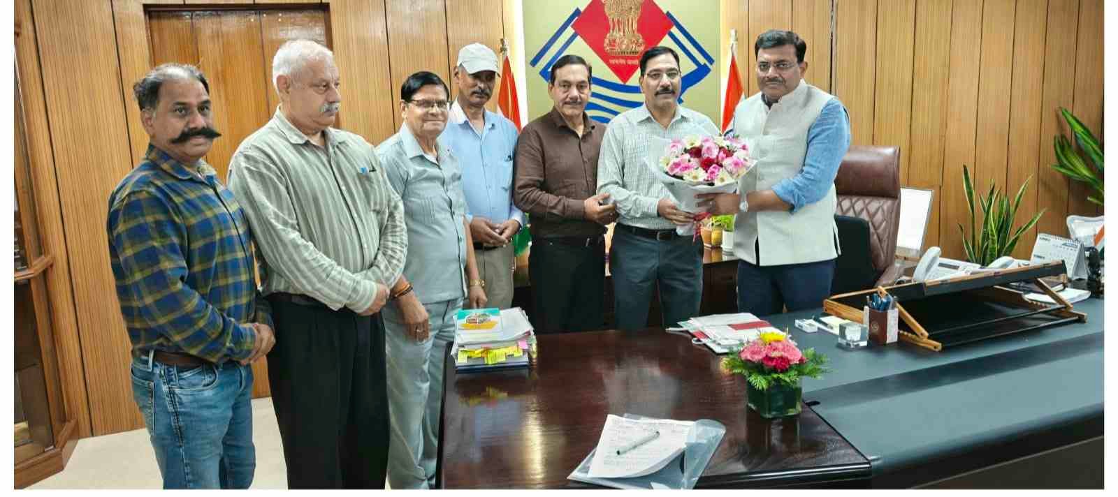 अशासकीय माध्यमिक शिक्षक संघ का शिष्टमंडल मुख्य सचिव से मिला, विभिन्न मांगों के निस्तारण को सौंपा मांगपत्र