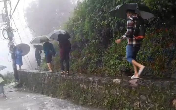 मूसलाधार बारिश के चलते जन जीवन हुआ अस्त व्यस्त