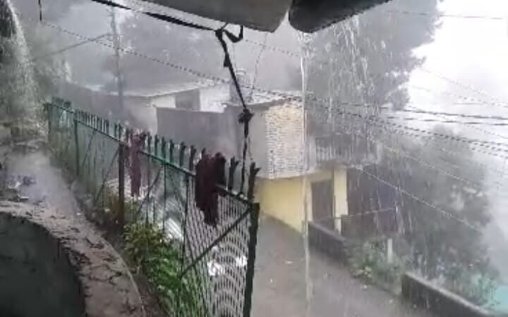 नैनीताल में मूसलाधार बारिश और तेज हवाओं से जनजीवन अस्त-व्यस्त, स्कूल-आंगनबाड़ी केंद्र बंद; 11 मार्ग बाधित