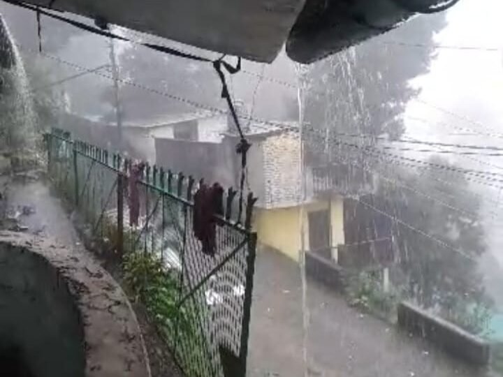 नैनीताल में मूसलाधार बारिश और तेज हवाओं से जनजीवन अस्त-व्यस्त, स्कूल-आंगनबाड़ी केंद्र बंद; 11 मार्ग बाधित