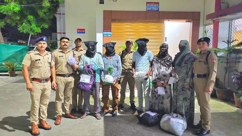 रामनगर में नशा तस्करों पर पुलिस की बड़ी कार्रवाई, 7.553 किलो गांजा बरामद; दो महिलाओं समेत पांच गिरफ्तार