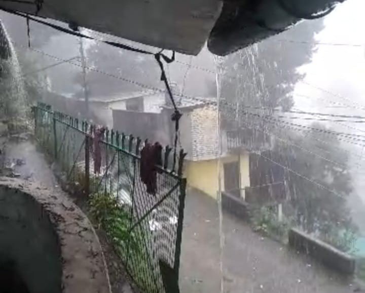 नैनीताल में मूसलाधार बारिश और तेज हवाओं से जनजीवन अस्त-व्यस्त, स्कूल-आंगनबाड़ी केंद्र बंद; 11 मार्ग बाधित