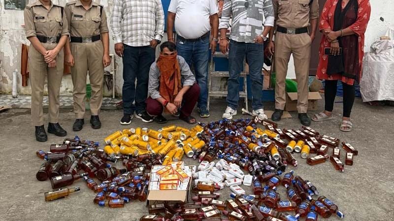 नकरौंदा में आबकारी विभाग की बड़ी कार्रवाई, 11 पेटी अवैध शराब के साथ दो आरोपी गिरफ्तार