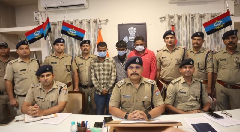 शिव एन्क्लेव फायरिंग और तोड़फोड़ का खुलासा, तीन युवक अवैध हथियारों व कारतूसों के साथ गिरफ्तार