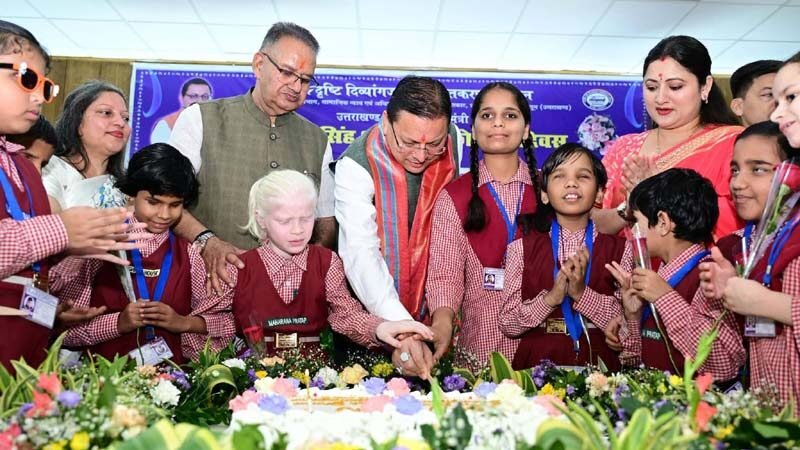 दिव्यांग बच्चों के बीच मुख्यमंत्री धामी ने मनाया जन्मदिन, कहा- बच्चों की खुशी मेरे लिए सबसे खास उपहार