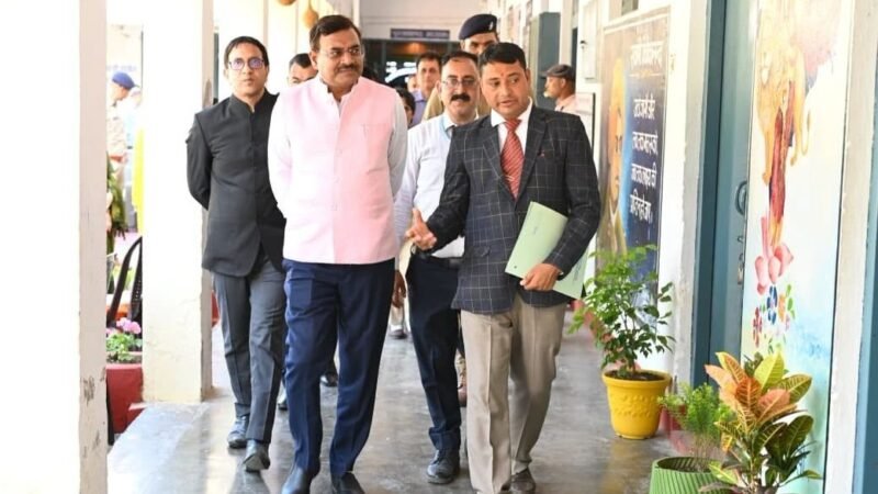 मुख्य सचिव आनन्द बर्द्धन ने चिन्यालीसौड़ हवाई पट्टी का किया निरीक्षण, महिला समूहों और मेधावी छात्रों का बढ़ाया उत्साह