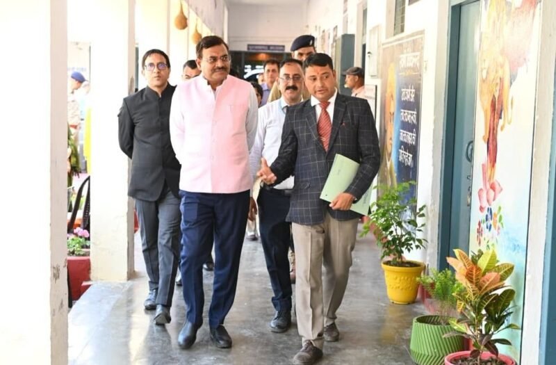मुख्य सचिव आनन्द बर्द्धन ने चिन्यालीसौड़ हवाई पट्टी का किया निरीक्षण, महिला समूहों और मेधावी छात्रों का बढ़ाया उत्साह