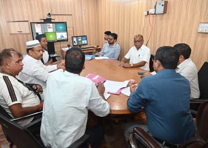 मान्यता प्राप्त राजनीतिक दलों के साथ अपर जिलाधिकारी विवेक राय ने एस आई आर सम्बंधित बैठक की।
