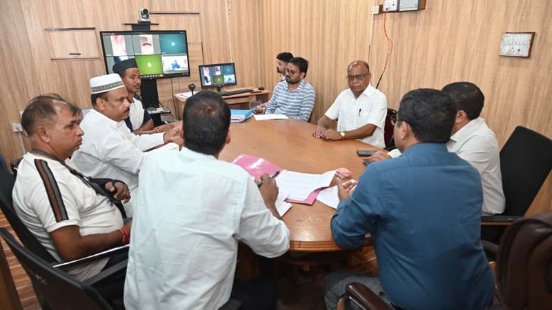 मान्यता प्राप्त राजनीतिक दलों के साथ अपर जिलाधिकारी विवेक राय ने एस आई आर सम्बंधित बैठक की।