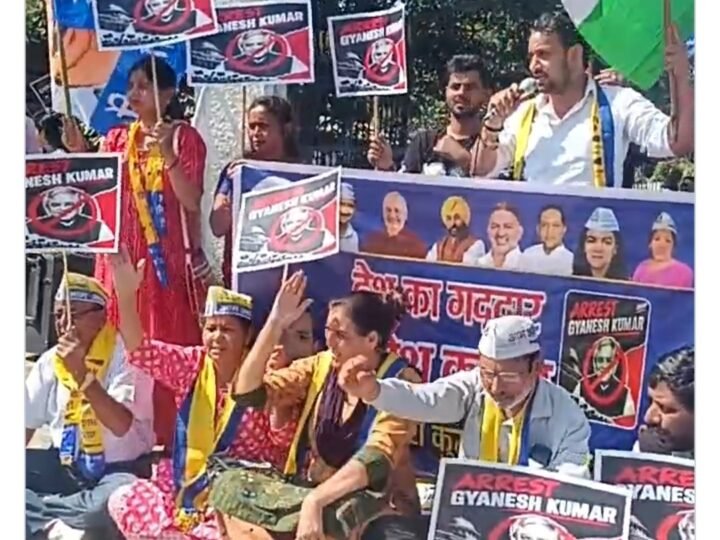 कथित वोट चोरी के विरोध में निर्वाचन आयोग कार्यालय पहुंची आप, प्रदेश अध्यक्ष उमा गौड़ सिसोदिया समेत कई कार्यकर्ता हिरासत में