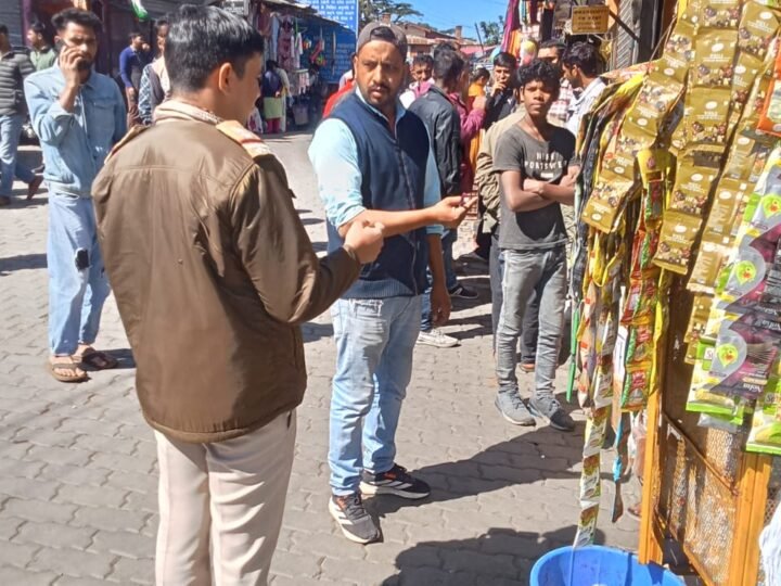 चकराता बाजार में अतिक्रमण के खिलाफ पुलिस का अभियान, 8 के चालान