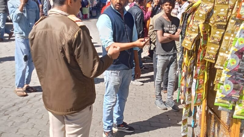 चकराता बाजार में अतिक्रमण के खिलाफ पुलिस का अभियान, 8 के चालान