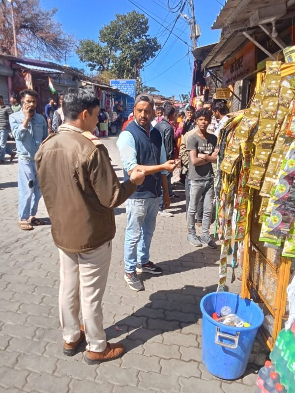 चकराता बाजार में अतिक्रमण के खिलाफ पुलिस का अभियान, 8 के चालान