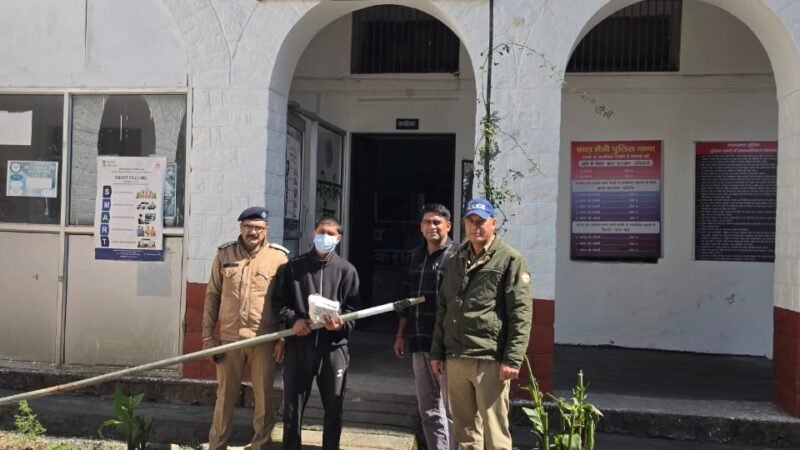 चकराता पुलिस ने चोरी के कैमरे का स्टैंड और पोल बरामद कर आरोपी को किया गिरफ्तार