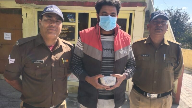 टिहरी पुलिस ने 220 ग्राम चरस के साथ तस्कर को किया गिरफ्तार, कार जब्त