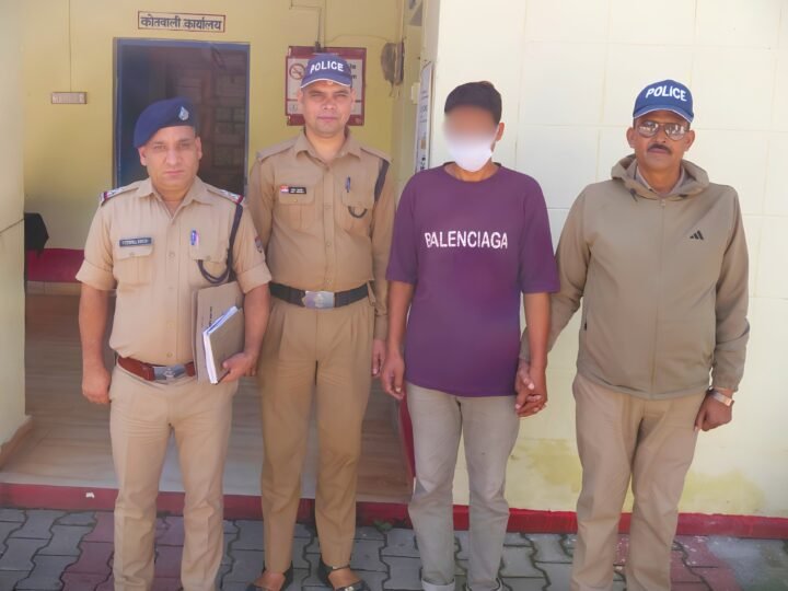 माता-पिता पर जानलेवा हमला करने का आरोपी बेटा गिरफ्तार, चाकू-ब्लेड और लकड़ी का डंडा बरामद