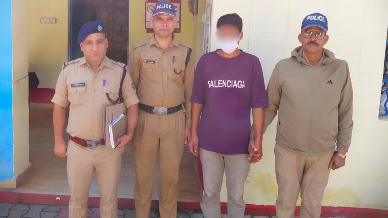 माता-पिता पर जानलेवा हमला करने का आरोपी बेटा गिरफ्तार, चाकू-ब्लेड और लकड़ी का डंडा बरामद