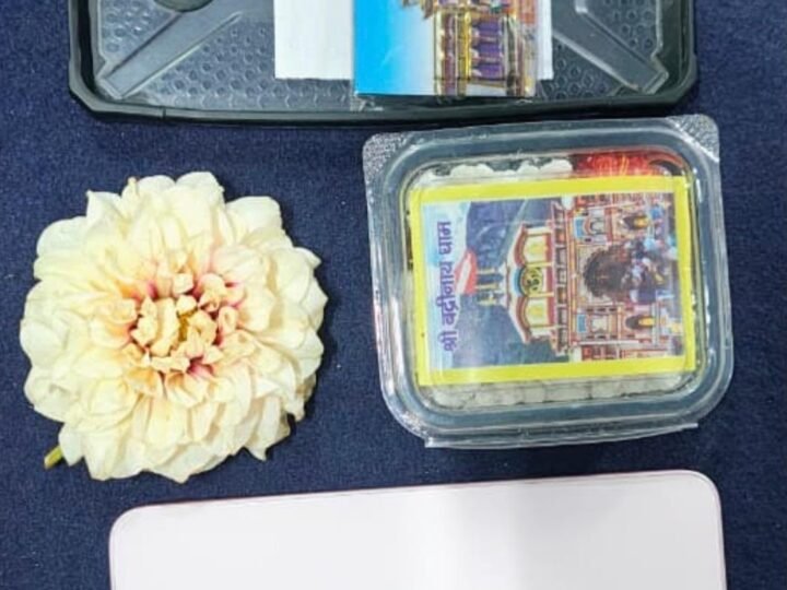 चमोली पुलिस की संवेदनशीलता ने जीता श्रद्धालु परिवार का दिल, हजारों किमी दूर आंध्र प्रदेश भेजा गुम मोबाइल और बदरी विशाल का प्रसाद