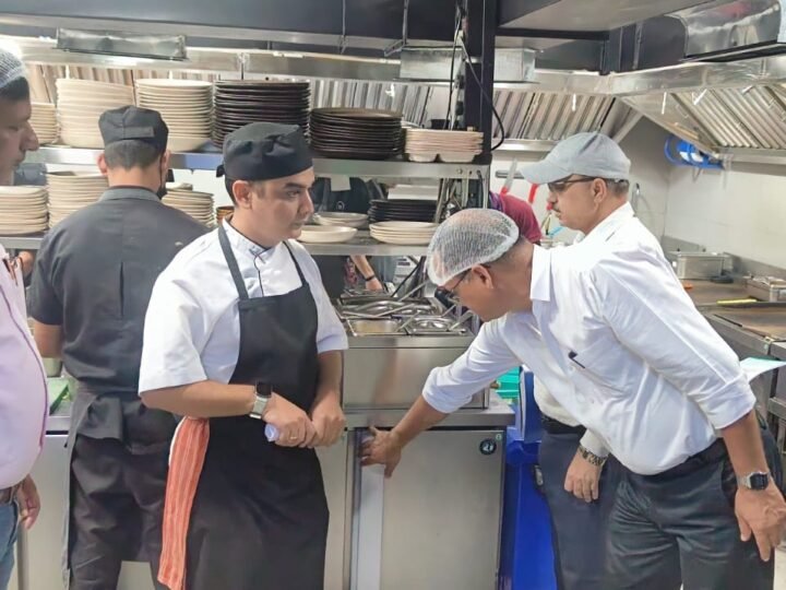 त्योहारी सीजन में खाद्य सुरक्षा विभाग की छापेमारी तेज, राजपुर रोड के चार कैफे-रेस्टोरेंट से लिए नमूने