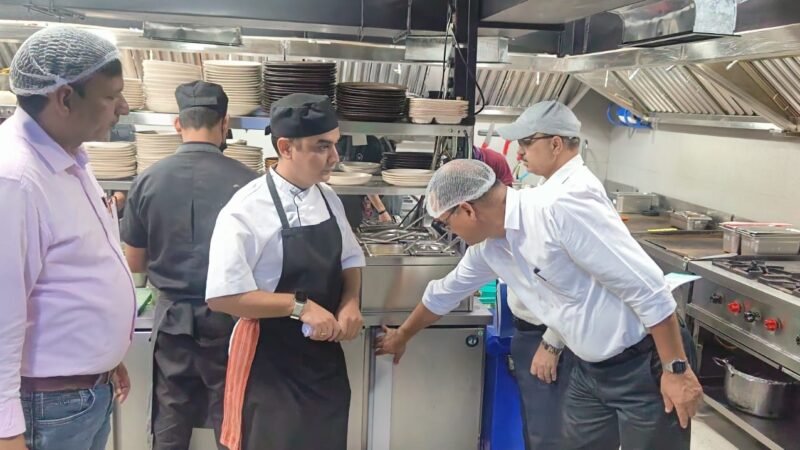 त्योहारी सीजन में खाद्य सुरक्षा विभाग की छापेमारी तेज, राजपुर रोड के चार कैफे-रेस्टोरेंट से लिए नमूने
