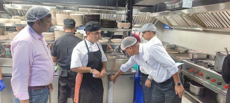 त्योहारी सीजन में खाद्य सुरक्षा विभाग की छापेमारी तेज, राजपुर रोड के चार कैफे-रेस्टोरेंट से लिए नमूने