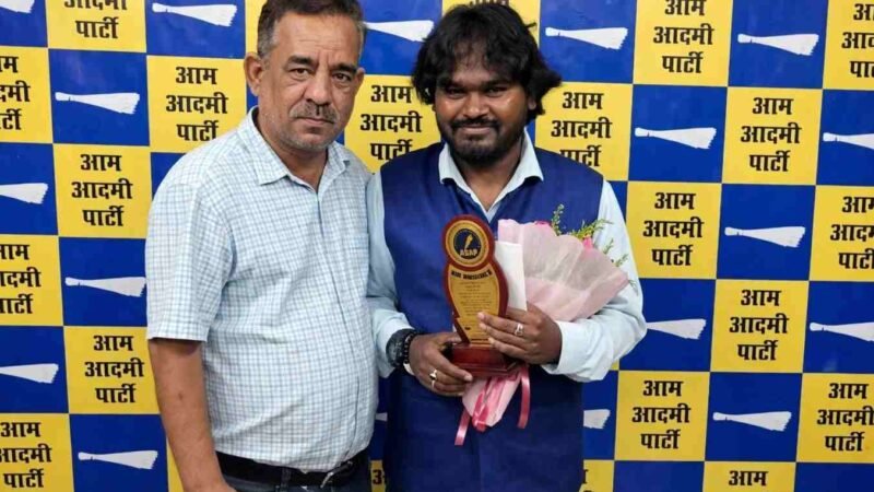 देहरादून के युवा फिल्मकार पवन राज गांधी को आम आदमी पार्टी ने किया सम्मानित
