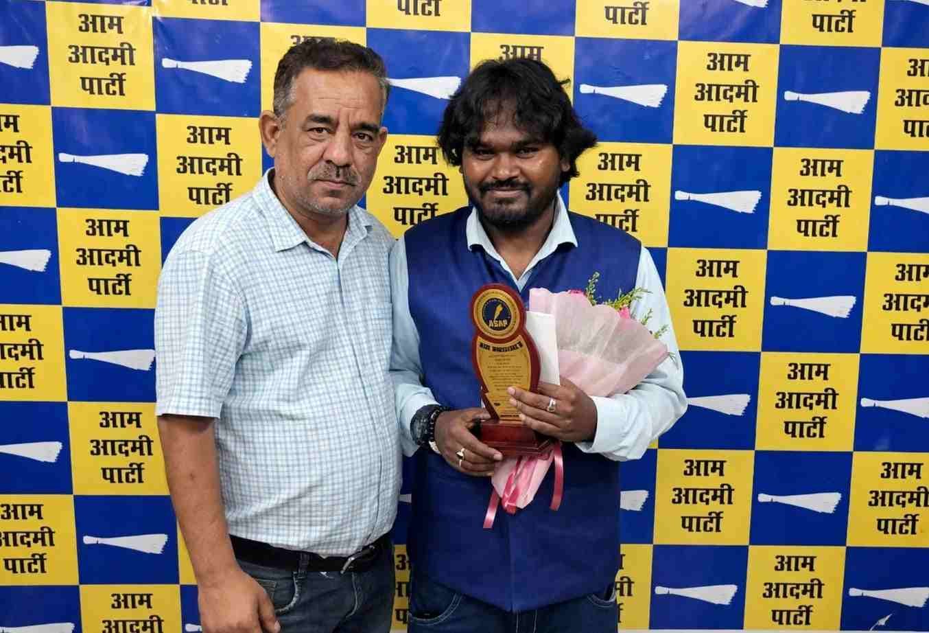 देहरादून के युवा फिल्मकार पवन राज गांधी को आम आदमी पार्टी ने किया सम्मानित