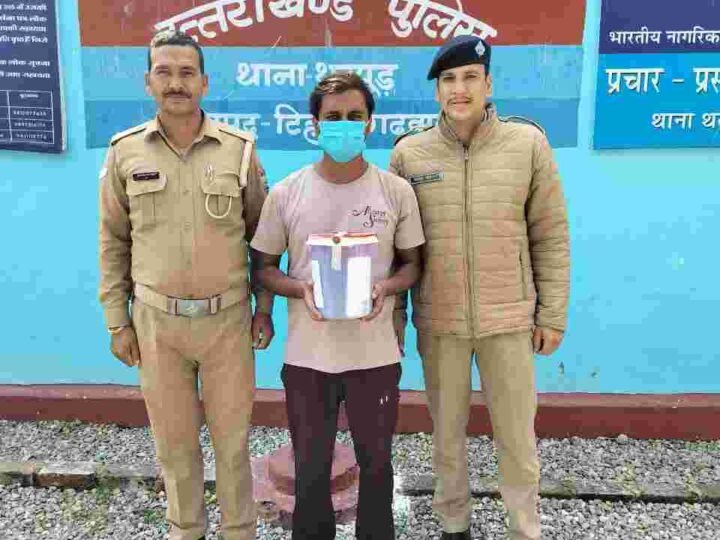 धनोल्टी के व्यू पॉइंट से पर्यटक का बैग चोरी करने वाला 10 घंटे में गाजियाबाद से गिरफ्तार, 90 हजार का माल बरामद