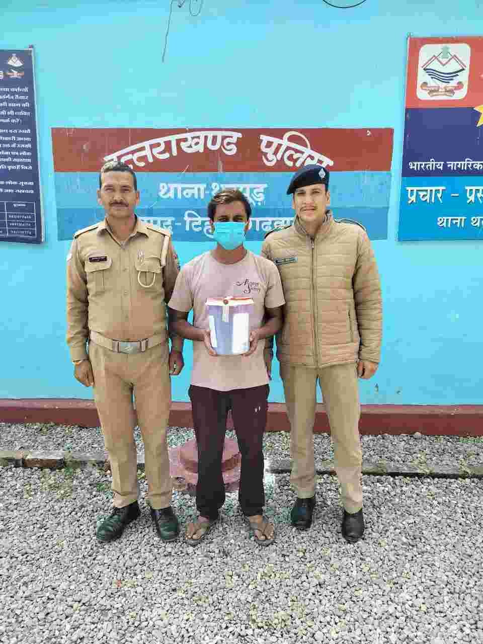 धनोल्टी के व्यू पॉइंट से पर्यटक का बैग चोरी करने वाला 10 घंटे में गाजियाबाद से गिरफ्तार, 90 हजार का माल बरामद