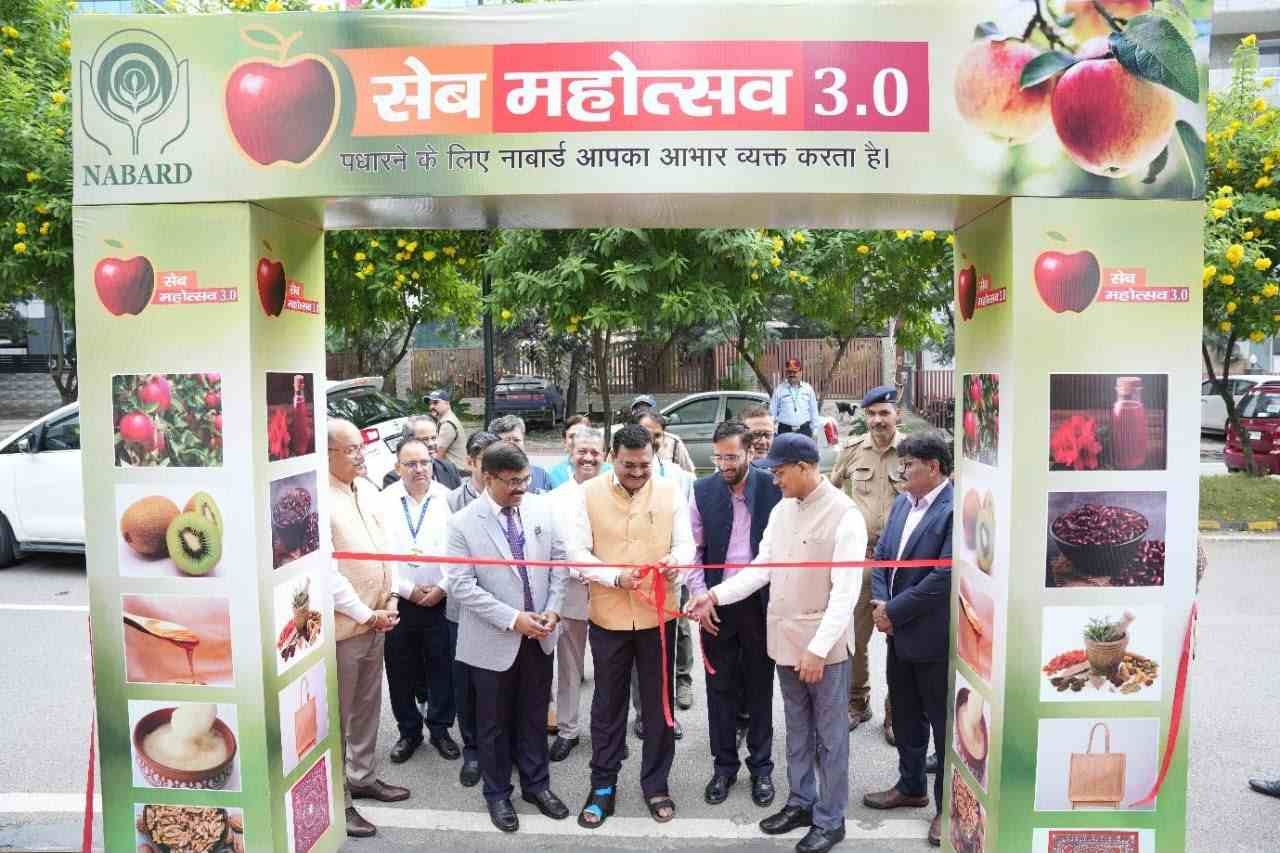 नाबार्ड के सेब महोत्सव में 2,400 किलो सेब और 700 किलो कीवी की बिक्री, किसानों को मिला बाजार