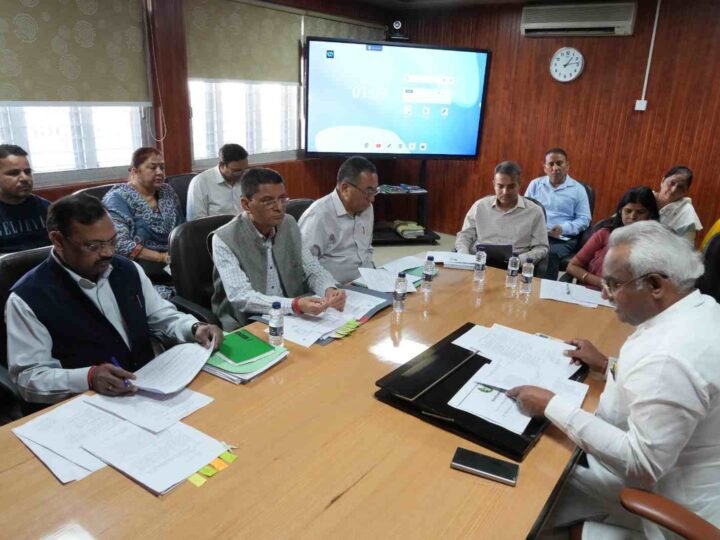 आयुष मंत्री मदन कौशिक ने लंबित प्रकरणों के शीघ्र निस्तारण और फार्मेसी अधिकारियों की पदोन्नति के दिए निर्देश
