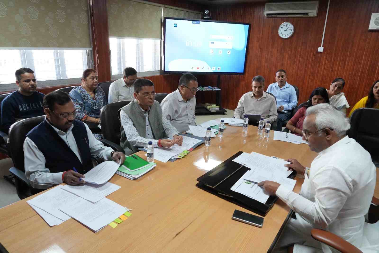 आयुष मंत्री मदन कौशिक ने लंबित प्रकरणों के शीघ्र निस्तारण और फार्मेसी अधिकारियों की पदोन्नति के दिए निर्देश