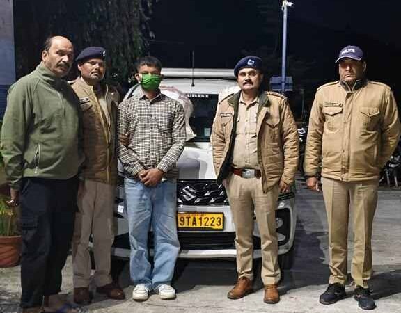 अल्मोड़ा में 38.220 किलो गांजे के साथ तस्कर गिरफ्तार, 9.55 लाख रुपये की खेप बरामद