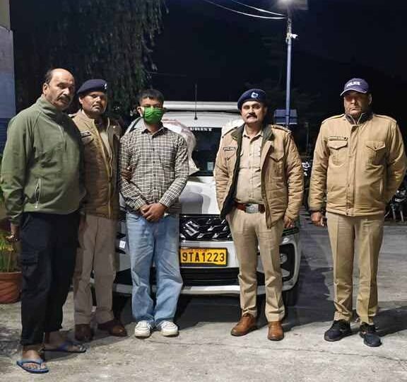 अल्मोड़ा में 38.220 किलो गांजे के साथ तस्कर गिरफ्तार, 9.55 लाख रुपये की खेप बरामद