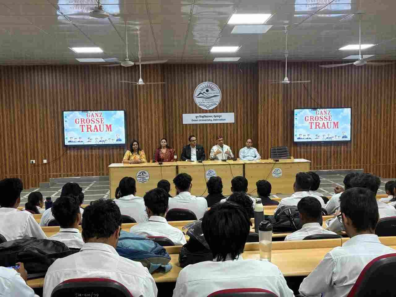 दून विश्वविद्यालय में युवाओं को रोजगार तलाशने के बजाय रोजगार सृजक बनने के लिए किया प्रेरित : प्रो. सुरेखा डंगवाल