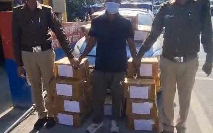 20 पेटी अवैध अंग्रेजी शराब के साथ तस्कर गिरफ्तार,बरामद शराब की कीमत 1.36 लाख रुपये से अधिक, तस्करी में प्रयुक्त कार जब्त