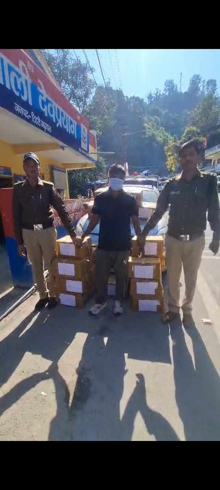 20 पेटी अवैध अंग्रेजी शराब के साथ तस्कर गिरफ्तार,बरामद शराब की कीमत 1.36 लाख रुपये से अधिक, तस्करी में प्रयुक्त कार जब्त