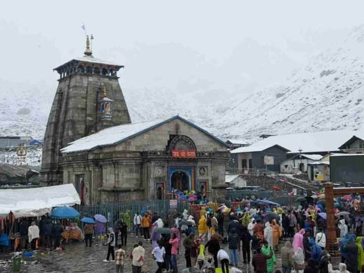 केदारनाथ धाम में बर्फबारी से बढ़ी ठंड, पैदल मार्ग पर फिसलन; रुद्रप्रयाग पुलिस ने श्रद्धालुओं को किया सतर्क