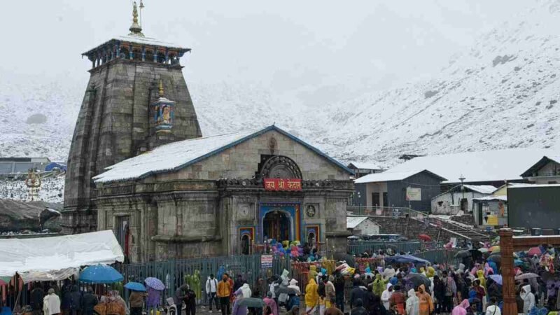 केदारनाथ धाम में बर्फबारी से बढ़ी ठंड, पैदल मार्ग पर फिसलन; रुद्रप्रयाग पुलिस ने श्रद्धालुओं को किया सतर्क