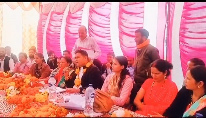 केबिनेट मंत्री राम सिंह कैड़ा  ने ग्रामीणों की समस्याओं को सुना। त्वरित गति से कार्यों का होगा निस्तारण।