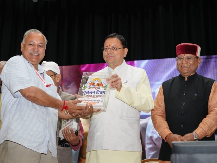 अंतरराष्ट्रीय वृद्धजन दिवस पर मुख्यमंत्री धामी ने समाजसेवी मोहन खत्री को किया सम्मानित, 154 रक्तदान शिविरों का उल्लेख